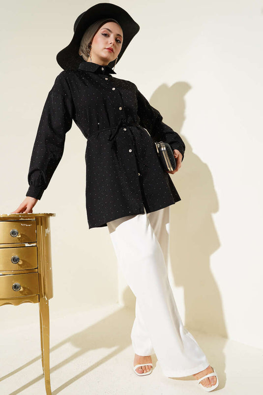 Schwarzes Hemd mit kleinen Steinen