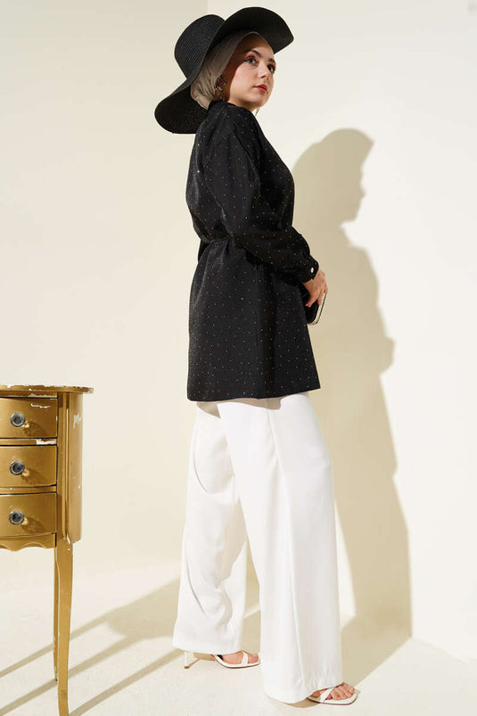 Schwarzes Hemd mit kleinen Steinen