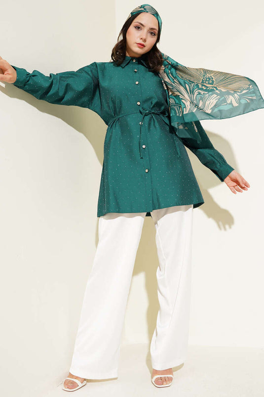 Grünes Hemd mit kleinen Steinverzierungen