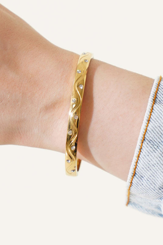 مجموعة أساور عريضة مزينة بأحجار صغيرة (2)