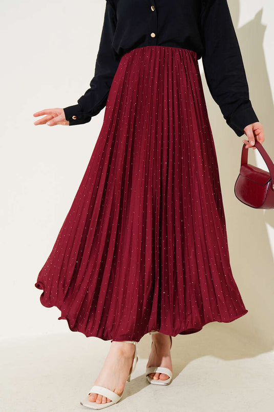 تنورة مطوية بأحجار صغيرة، لون عنابي