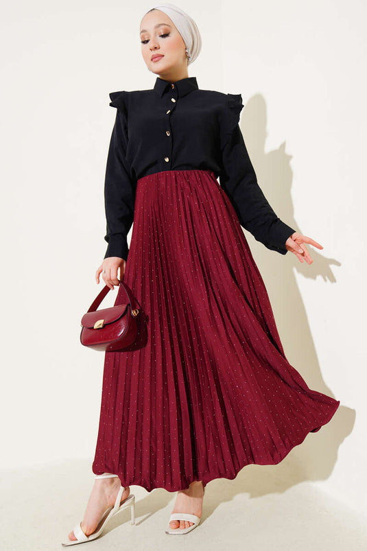 تنورة مطوية بأحجار صغيرة، لون عنابي