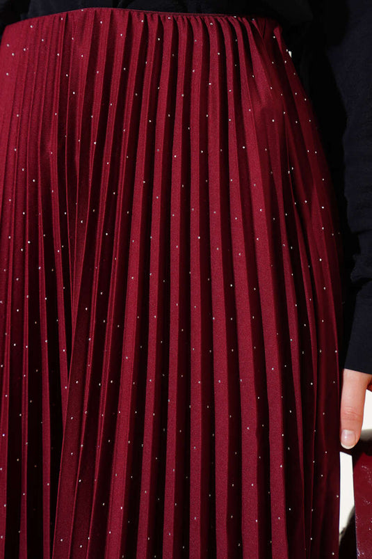 تنورة مطوية بأحجار صغيرة، لون عنابي