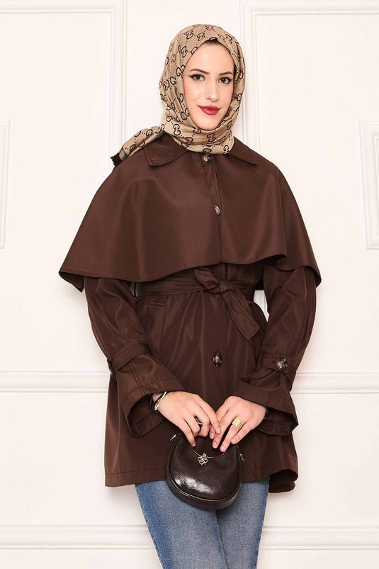 Trench-coat minimaliste avec ceinture et détails cape marron