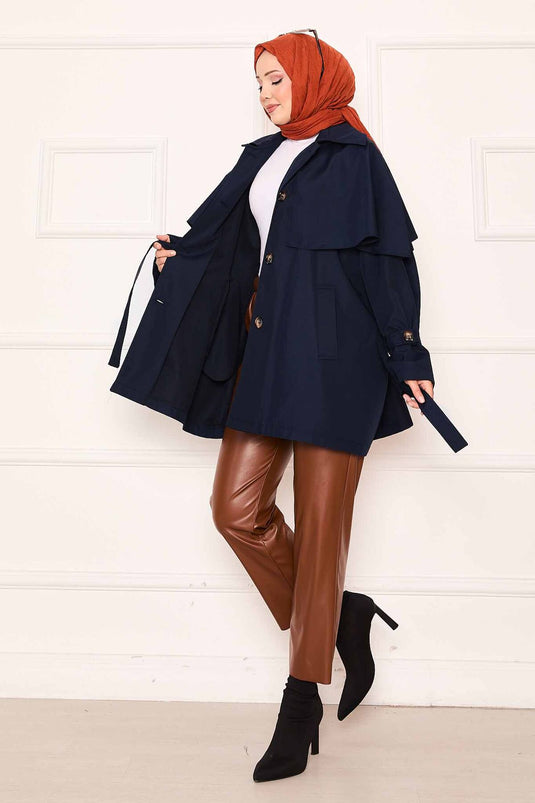 Trench-coat minimaliste à ceinture et détails cape bleu marine