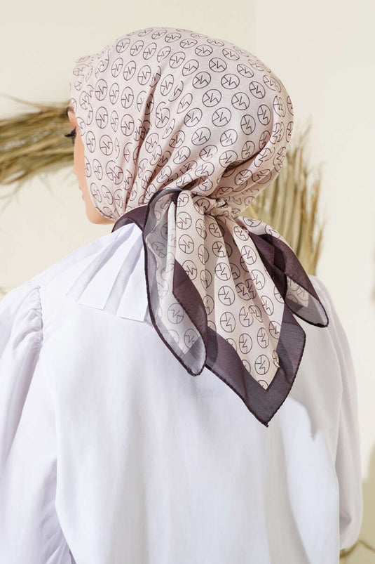 وشاح ناعم بنقشة MK باللون البيج والبني