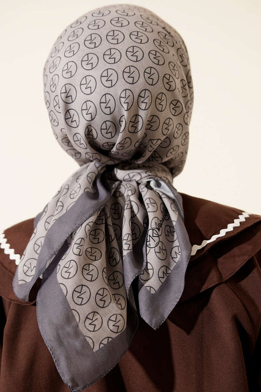 Bufanda suave con estampado MK color humo