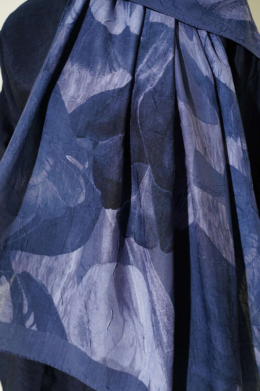 Moderner Blumenmuster Bambus Crêpe Schal Dunkelblau