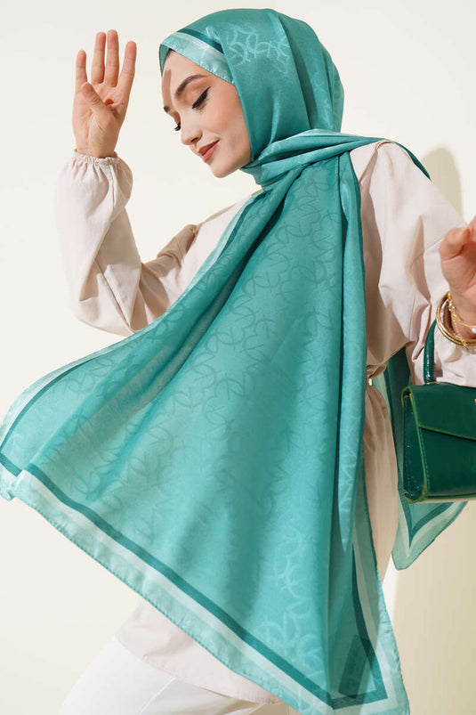 وشاح أخضر متدرج بنقشة الأحرف الأولى