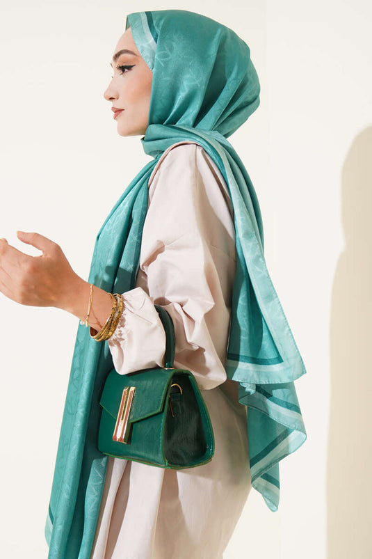 وشاح أخضر متدرج بنقشة الأحرف الأولى