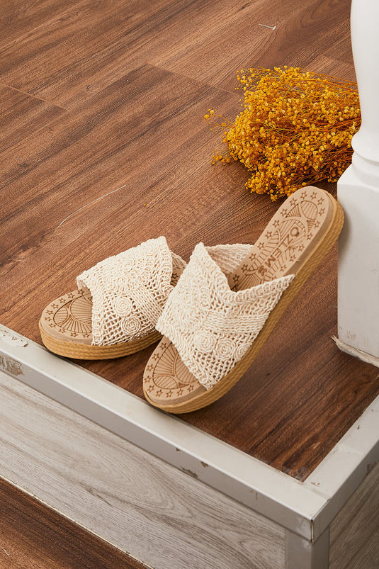 Chaussons en paille crème avec détails à motifs