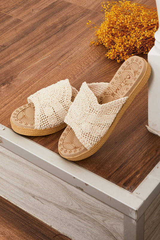 Chaussons en paille crème avec détails à motifs