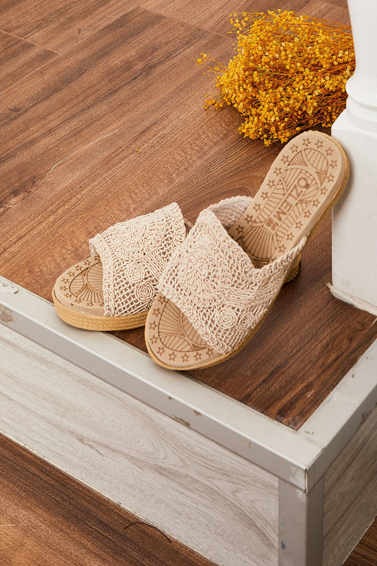 Chaussons en paille à motifs détaillés en pierre