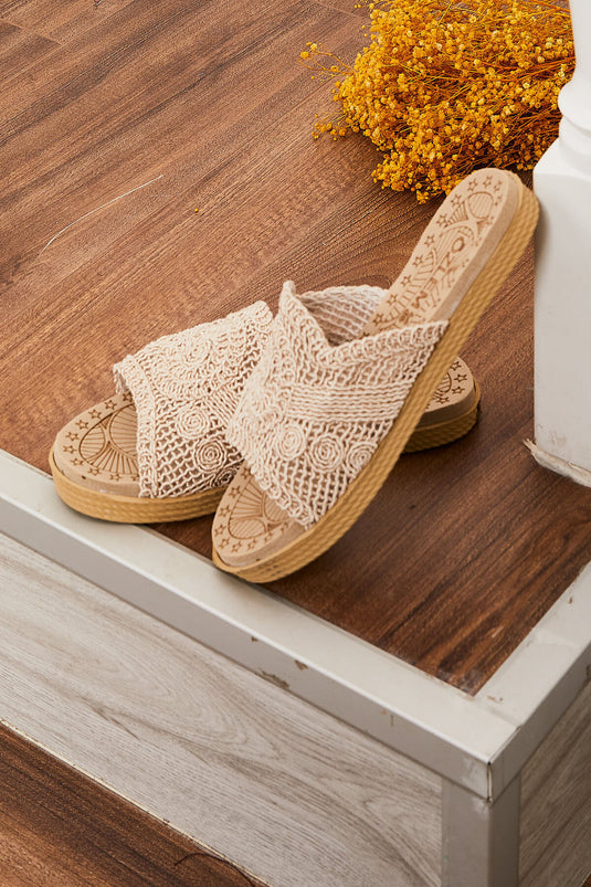 Chaussons en paille à motifs détaillés en pierre