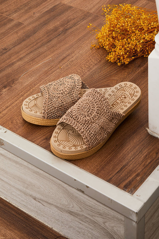 Chaussons en paille à motifs détaillés en vison