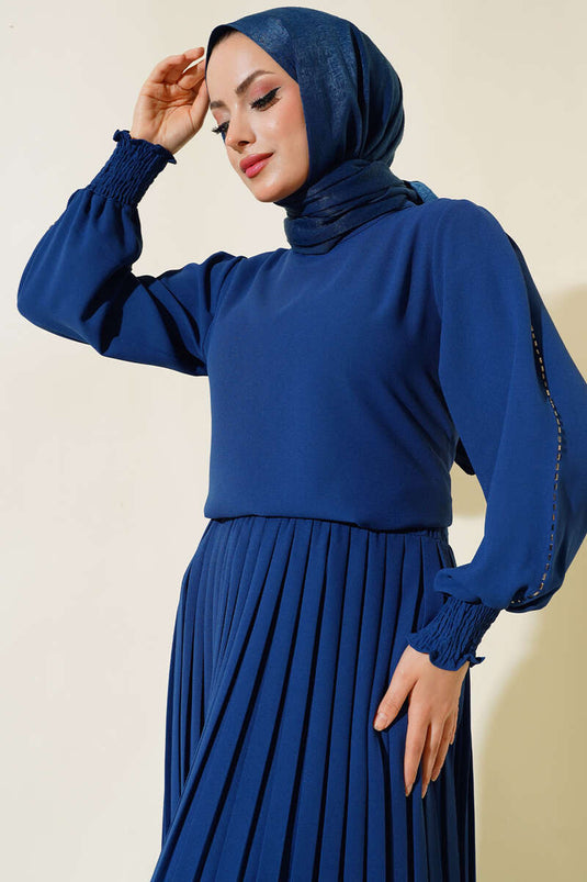 Tailleur en crêpe indigo orné de pierres sur les côtés des manches