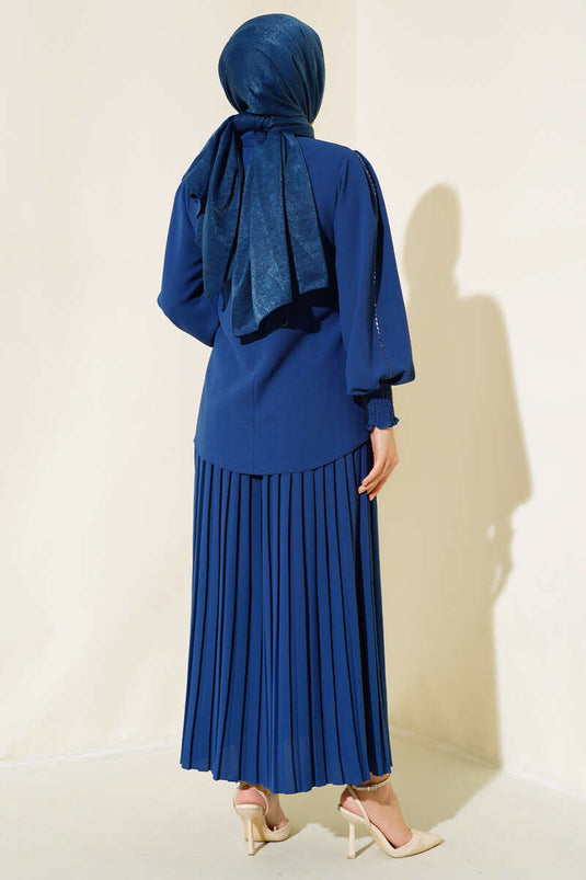 Tailleur en crêpe indigo orné de pierres sur les côtés des manches