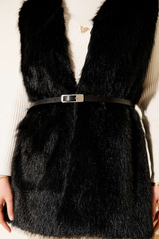 سترة سوداء مزينة بالفرو مع حزام