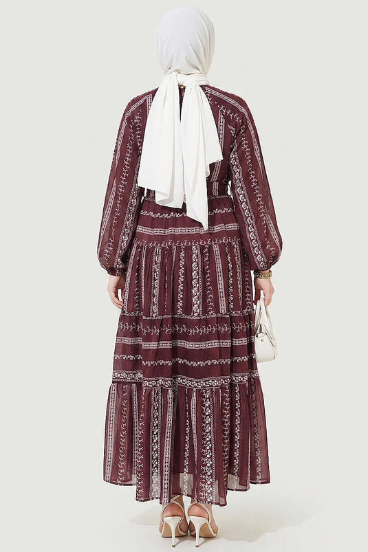 Robe à lacets avec détails brodés bordeaux