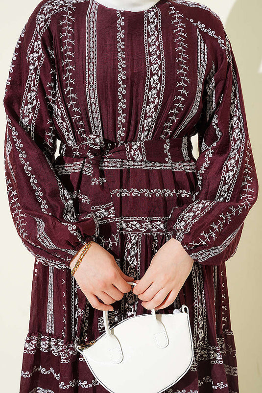 Robe à lacets avec détails brodés bordeaux