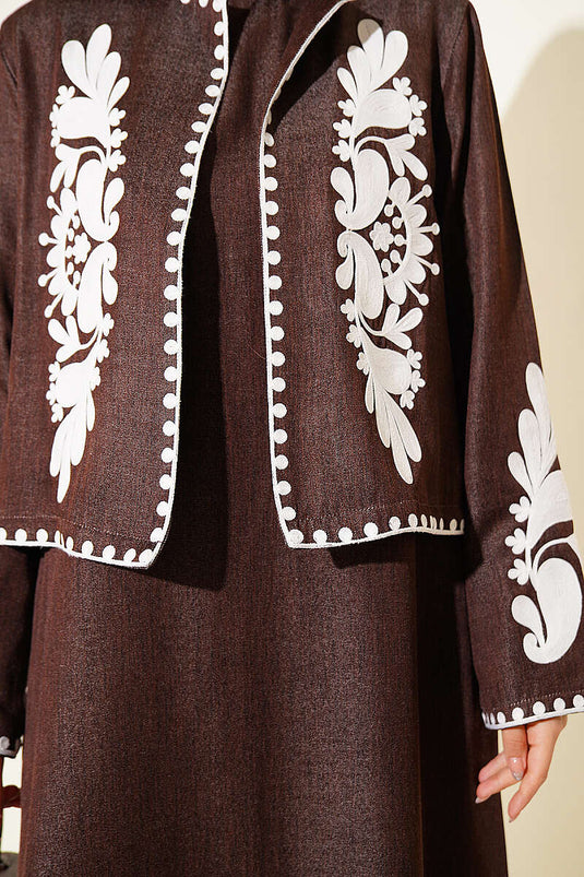 Ensemble deux pièces jupe salopette avec veste à détails brodés, couleur café