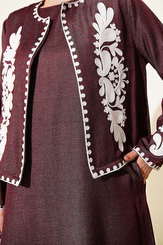 Ensemble deux pièces jupe salopette avec veste à détails brodés, couleur cerise