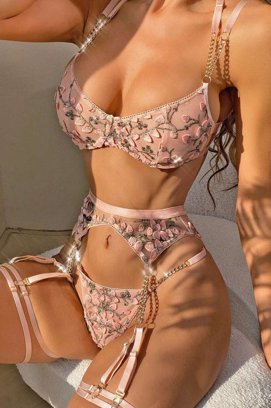 Robe de nuit fantaisie brodée et détaillée, couleur poudre