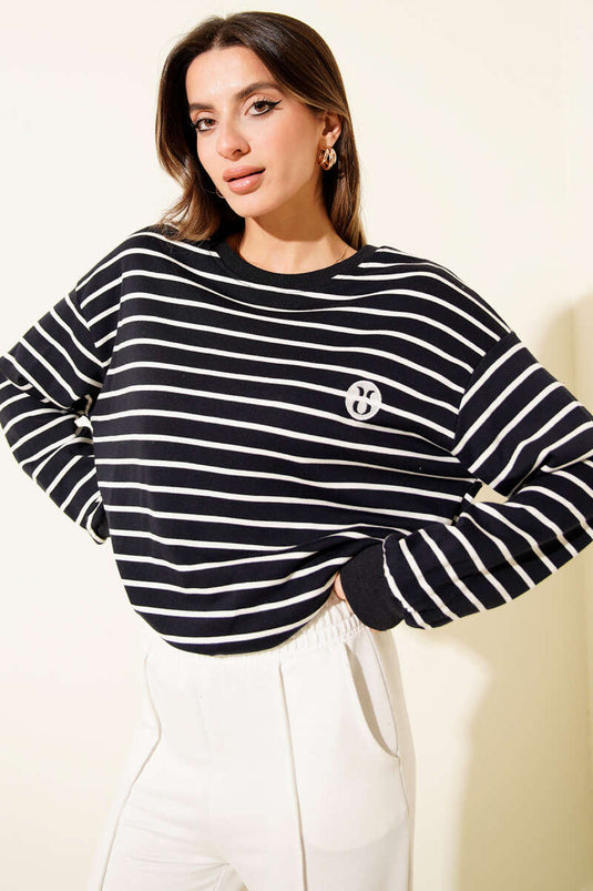 سويت شيرت أزرق داكن مخطط أفقيًا بتفاصيل مطرزة