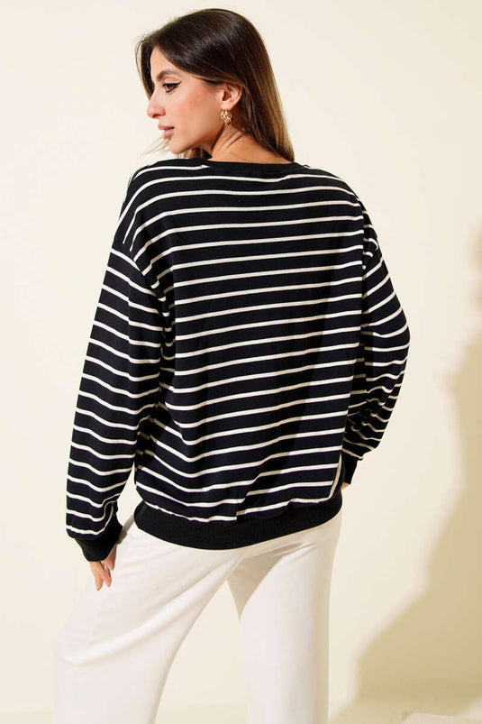 سويت شيرت أزرق داكن مخطط أفقيًا بتفاصيل مطرزة