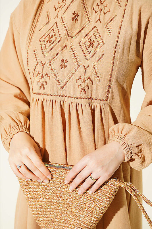 Robe Brodée À Poignets Élastiques Et Détails En Dentelle Latte