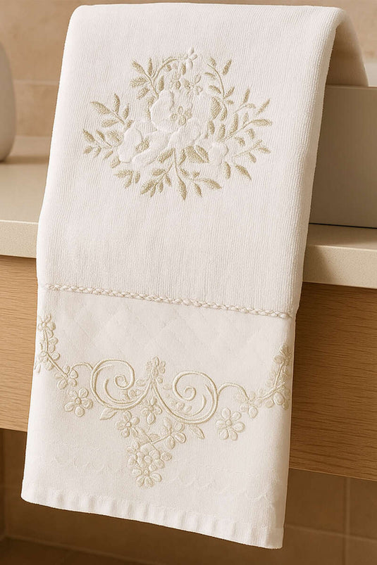 Serviette brodée pour les mains et le visage dans une boîte dorée