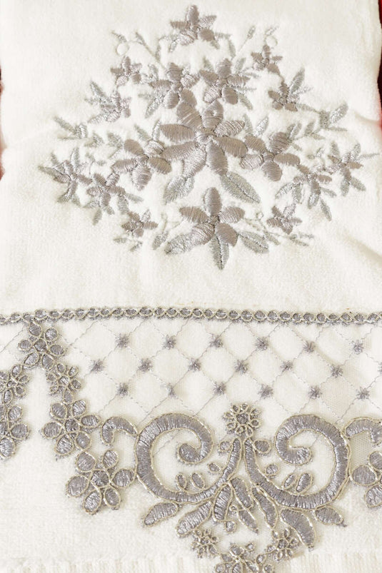 منشفة يد ووجه مطرزة في صندوق، فضي