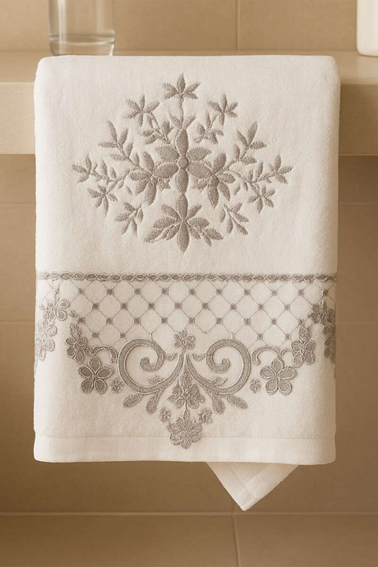 منشفة يد ووجه مطرزة في صندوق، فضي