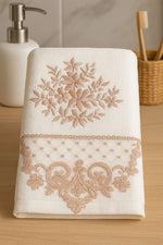 Serviette pour mains et visage brodée avec boîte, couleur poudre