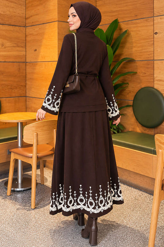 Conjunto De Dos Piezas Con Falda Bordada En Café