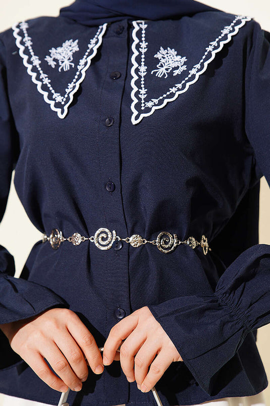 Besticktes zweiteiliges Set mit Bubikragen und Rock in Marineblau