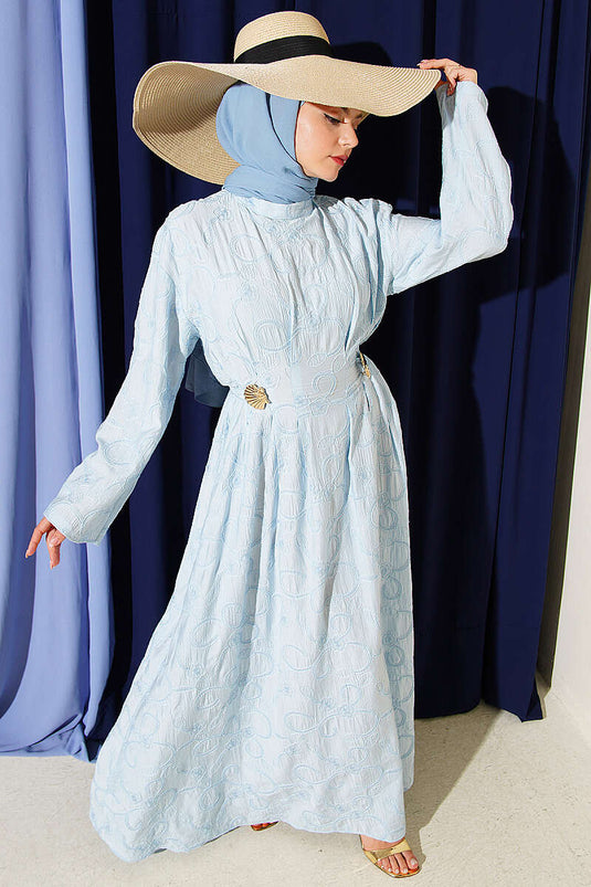 Besticktes Kleid mit Gürtel und goldfarbenem Accessoire, Babyblau