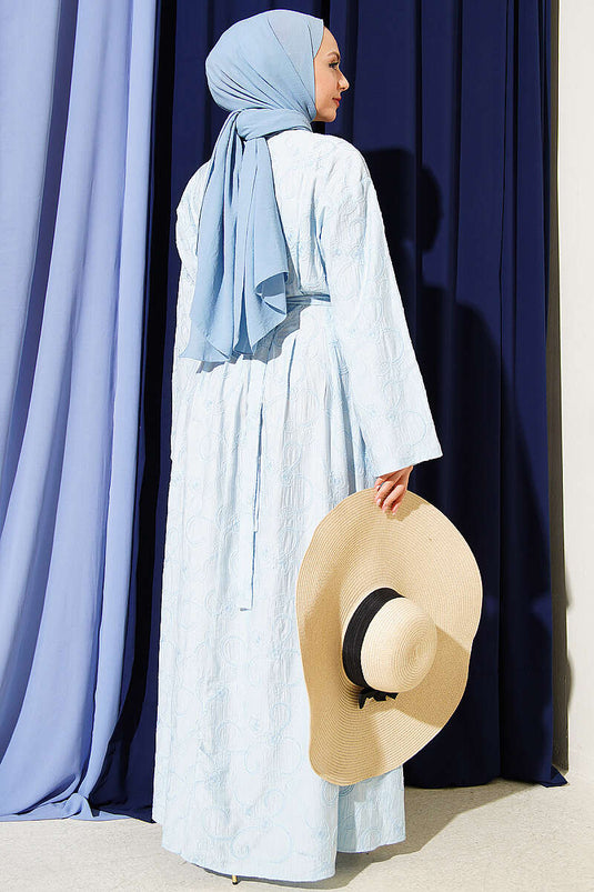 Besticktes Kleid mit Gürtel und goldfarbenem Accessoire, Babyblau