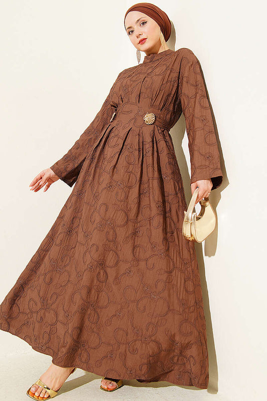 Robe avec ceinture brodée, pince et accessoire doré, couleur café
