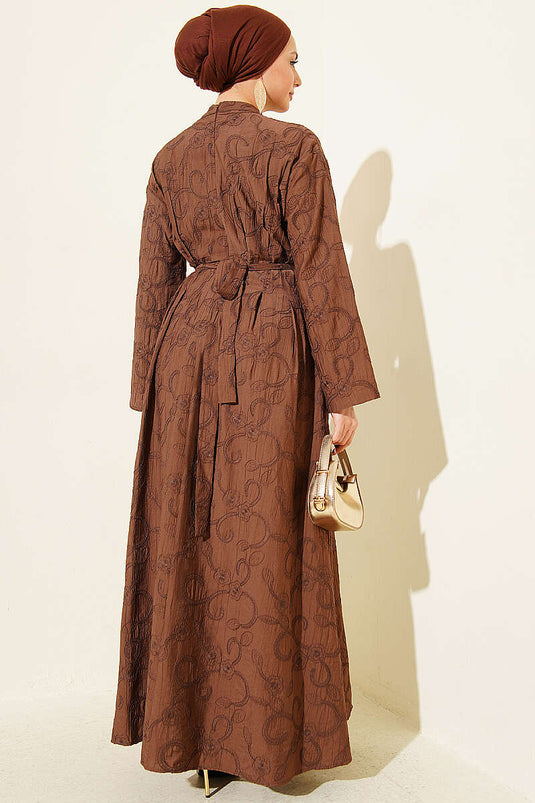 Robe avec ceinture brodée, pince et accessoire doré, couleur café