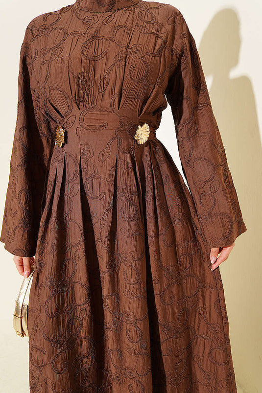 Robe avec ceinture brodée, pince et accessoire doré, couleur café