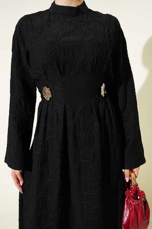 Besticktes Kleid mit Gürtel und goldfarbenem Accessoire, Schwarz