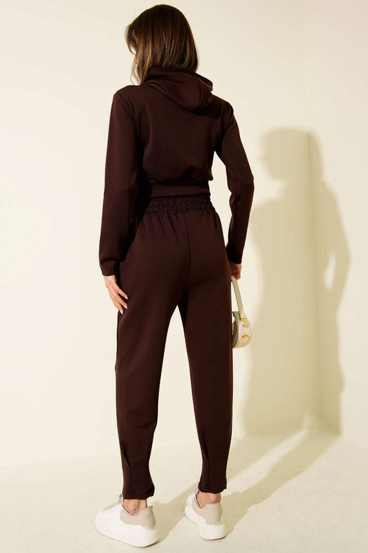 Conjunto corto de dos piezas con capucha bordada en color café