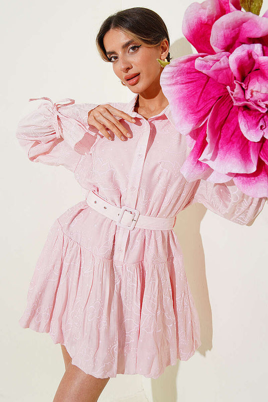 Robe ceinturée brodée rose