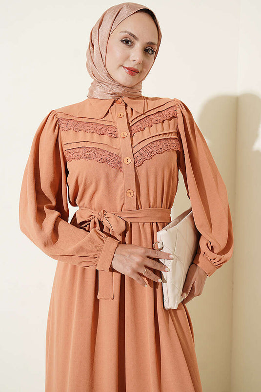 Abito Con Ricami E Dettagli In Pizzo Camel
