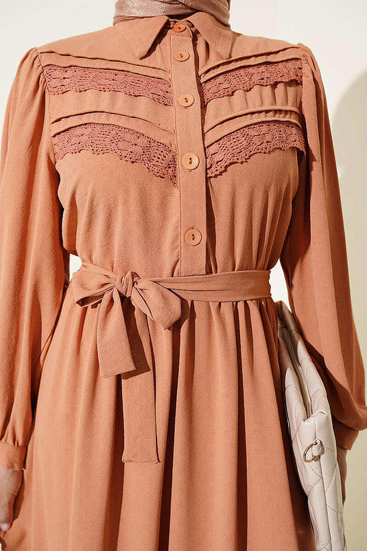 Abito Con Ricami E Dettagli In Pizzo Camel
