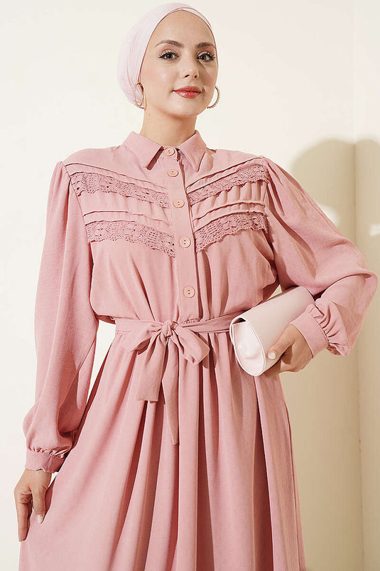 Robe Rose Enveloppée De Dentelle Et Broderie
