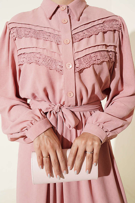 Robe Rose Enveloppée De Dentelle Et Broderie