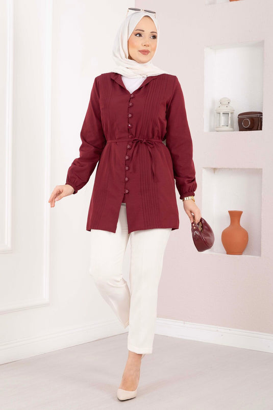 قميص برباط وتفاصيل متموجة بلون خمري
