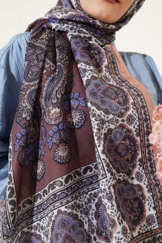 Weicher Schal mit nostalgischem Motiv, braun